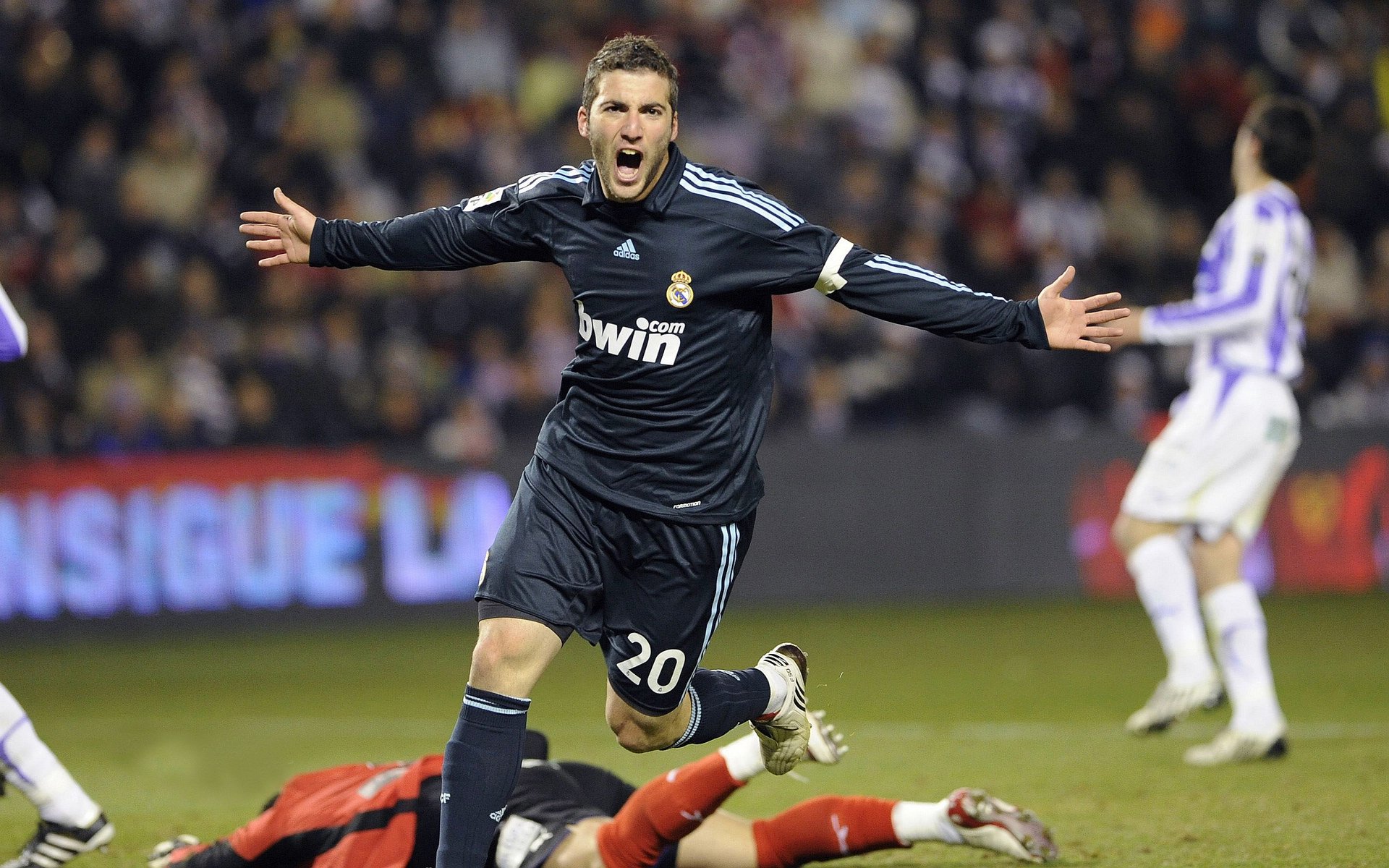 球队们在比赛中展现出强大的团队合作精神，浅析团队合作在篮球比赛中的重要性