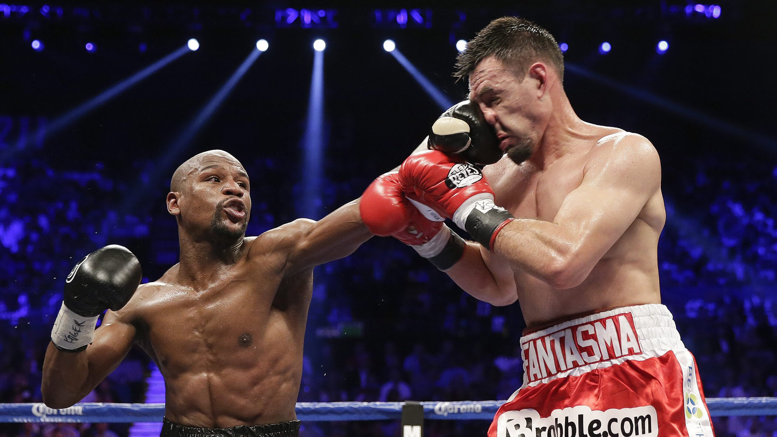 短暂休息后,球员们再度回到赛场上,场上球员喊暂停