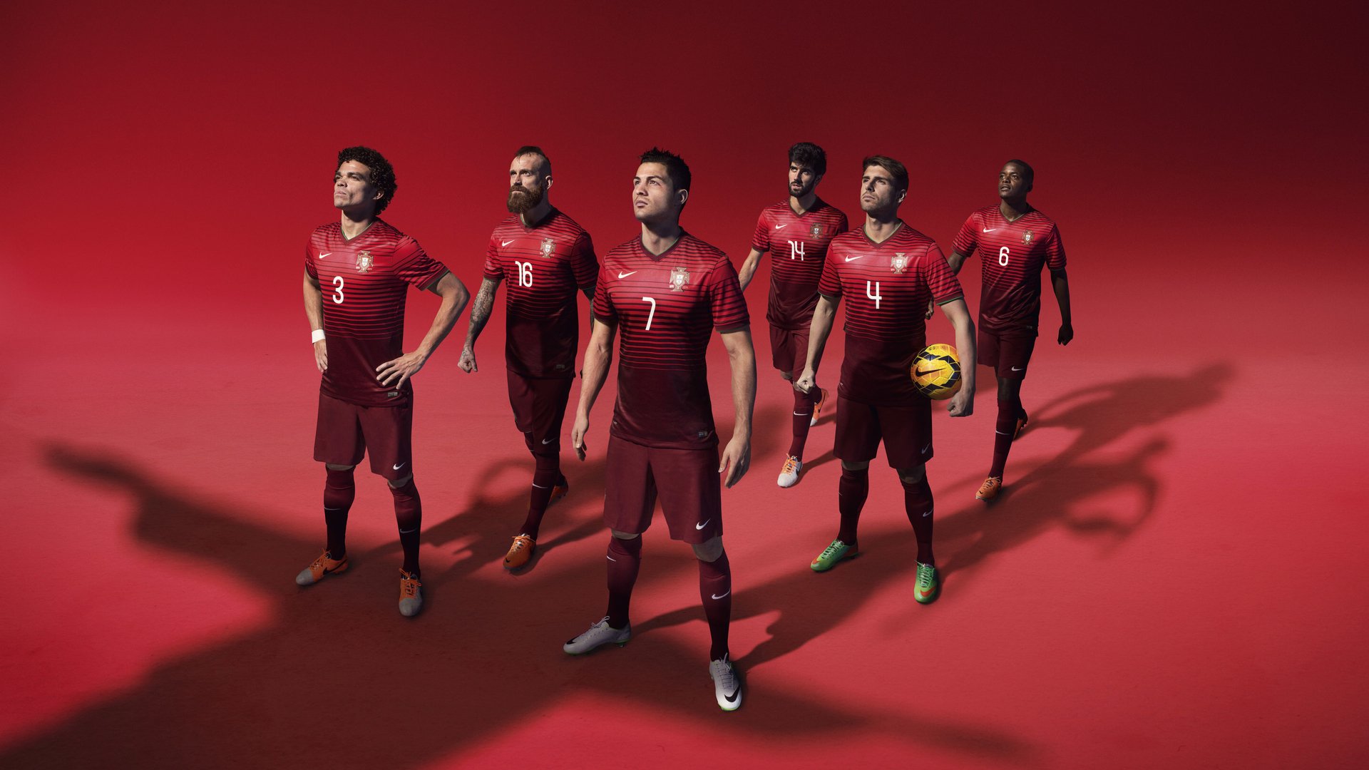 短暂休息后,球员们再度回到赛场上,场上球员喊暂停